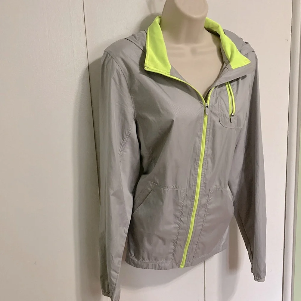 DANSKIN NOW Windbreaker Runner Lightweight Jacket Silver Gray Neon Yellow Medium